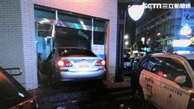 桃園黃男開車衝進中壢交通分隊值班台。（圖／翻攝畫面）