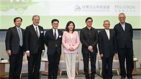 玉山和碩科技論壇  邀企業代表談電動車發展趨勢「2021玉山和碩科技論壇：全球電動車發展趨勢與未來商機」16日在台北舉行，台灣玉山科技協會理事長李紀珠（中）、和碩董事長童子賢（右3）、和大董事長沈國榮（右2）、中磊電子董事長王伯元（右）、和碩車用電子部總經理賴哲彥（左3）、藍濤亞洲總裁黃齊元（左2）、工研院產業科技國際策略發展所所長蘇孟宗（左）等出席與會。中央社記者裴禛攝  110年3月16日