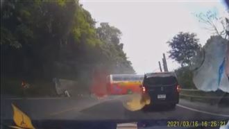 蘇澳遊覽車撞山壁！乘客失物可打專線