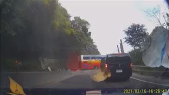 蘇花遊覽車撞山壁6死　後車直擊全程