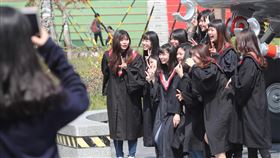 連假第3天　陽光露臉中央氣象局表示，2日東北季風持續減弱，各地大多為多雲到晴的天氣，只有東半部偶有零星短暫降雨。台北市上午陽光露臉，學生趁著好天氣在兒童新樂園拍學士照。中央社記者吳家昇攝　108年3月2日