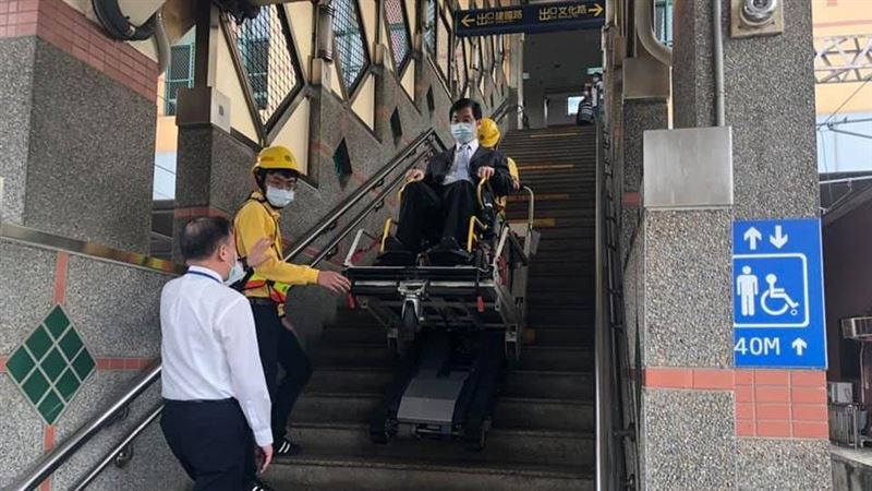 鶯歌站旅客注意！即日起啟用爬梯機