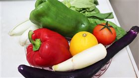 覺佳欣營養師建議烤肉搭配食用足夠的新鮮蔬果，才不會發胖（圖／台北醫院提供）
