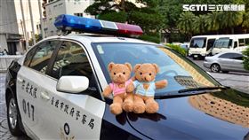 未來北市每部警車都會配備2隻熊布偶。（圖／翻攝畫面）