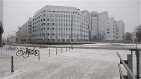 一名男子10日朝中國駐柏林大使館投擲汽油彈，德國檢方說，他是為了抗議中國政府的少數民族政策而犯案。圖為中國駐柏林大使館。（圖取自維基共享資源，作者Jochen Teufel，CC BY-SA 3.0）