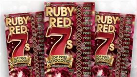 ▲偉柏去年購買的「RUBY RED 7」刮刮樂中了400萬美元。（圖／翻攝自彩券公司推特）