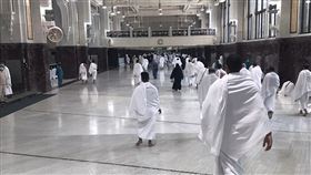 疫情改變麥加風貌 大清真寺萬頭攢動不復見由於武漢肺炎疫情蔓延，沙烏地阿拉伯政府嚴控防疫，麥加大清真寺內過去萬頭攢動的景象不復見。中央社記者隋念華麥加攝  110年3月17日