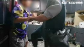 前空姐家暴公婆　踹推拉打驚悚影像曝（圖／翻攝畫面）