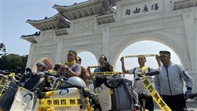 民團17日發起「為李明哲而騎」聲援活動台灣人權促進會等民間團體為聲援遭中國政府關押近4年的非政府組織工作者李明哲，17日上午在台北發起「為李明哲而騎」聲援活動，從李明哲當時工作的台北市文山社區大學一路騎到自由廣場。圖為參與活動者。中央社記者賴言曦攝  110年3月17日