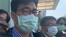 陳其邁叫陣黃偉哲  高雄炸物滷味勝台南高雄市政府觀光局規劃4月舉辦「高雄鹹酥雞嘉年華」活動，市長陳其邁（前）17日對台南市長黃偉哲叫陣並說「高雄炸物、滷味完勝台南」。中央社記者王淑芬攝  110年3月17日