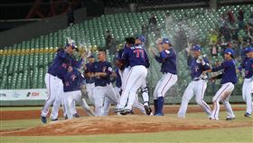 亞錦賽中華抗日成功  睽違18年奪冠2019年亞洲棒球錦標賽冠軍戰，中華隊20日與日本隊交手，最終以5比4拿勝，睽違18年再於亞錦賽奪冠，球員在場中開心慶祝。中央社記者吳家昇攝  108年10月20日