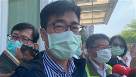 陳其邁：今年高雄一定是投資大爆發高雄市長陳其邁（左2）17日受訪指出，高雄市兩個發展重點，一個是打造最完整半導體產業聚落，另一個是打造5G AIot新創園區，今年一定是投資高雄大爆發；陳其邁也向企業界喊話高雄供水、供電無虞。中央社記者王淑芬攝  110年3月17日