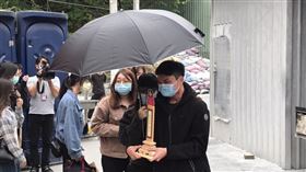 蘇花公路車禍6死意外，呂姓女死者家屬在第二殯儀館燒庫錢 記者李依璇攝影