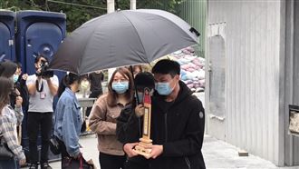 女大生家屬燒庫錢　親弟捧牌位痛哭