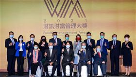 ▲中信銀行提供全方位、有溫度的金融服務深受社會大眾肯定！圖為副總統賴清德（前排中）、金管會主委黃天牧（前排右二）及中信銀行總經理陳佳文（後排中）出席財訊財富管理大獎頒獎典禮。（圖／中信銀行提供）