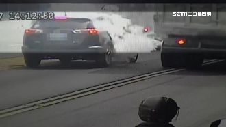 砂石車路上爆胎　震破轎車車窗2人傷