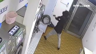 與兌幣機有仇？蒙面男持榔頭狂敲撬開