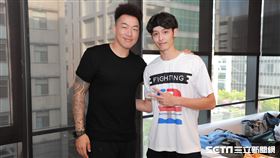 ▲前中職投手郭泓志、曹佑寧合影。（圖／記者劉彥池攝影）