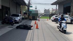 台中,堆高機,卸貨,女騎士,貨叉（圖／翻攝畫面）