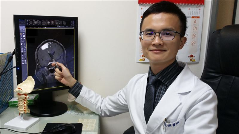 男走路不穩跌倒　就醫發現3公分腦瘤