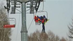 滑雪場搭纜車！他竟「中途換座位」　高速墜落驚悚畫面曝光