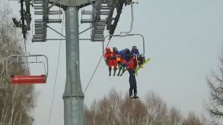 搭纜車「突換座位」！男遊客高速墜地