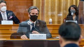 美中會晤前  美國務院重申關切台港新疆議題美國國務卿布林肯（中）預計18日將協同白宮國安顧問蘇利文，與中方高層會晤。圖為布林肯17日會見南韓外交部長鄭義溶。（美國國務院提供）中央社記者徐薇婷華盛頓傳真  110年3月18日