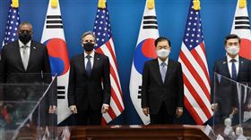 韓美2+2會談18日登場，美國國防部長奧斯汀（左1）、國務卿布林肯（左2）與南韓外交部長鄭義溶（右2）、國防部長徐旭（右1）同意推進韓美日3方合作。（圖／韓聯社）
