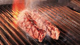 ▲高溫炙烤鎖住肉汁，牛排更具燒烤香氣。（圖／赤鬼炙燒牛排提供）