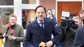 荷蘭總理呂特（中）17日聲稱在國會大選取得「壓倒性」勝利，矢言將在第4個任期重建遭新型冠狀病毒疫情重創的國家。（圖／翻攝自instagram.com/markopinsta）
