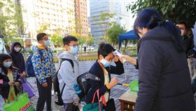 ▲校園防疫從進校門量體溫做起，每日不間斷保護學童健康。（圖／台中市政府新聞局提供）