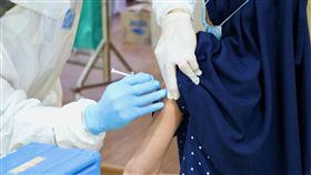 印尼伊斯蘭組織：打疫苗不違伊斯蘭齋戒伊斯蘭教即將進入齋戒月，印尼伊斯蘭學者理事會表示，穆斯林齋戒期間可接種武漢肺炎疫苗，但考量齋戒期間體力較弱，建議傍晚開齋後再接種。圖攝於4日。中央社記者石秀娟雅加達攝  110年3月18日