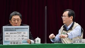 疾管署說明AZ疫苗安全分析（1）衛福部疾管署16日下午舉行例行疫情記者會，傳染病防治諮詢會預防接種組召集人李秉穎（左）會中說明AZ疫苗安全分析相關數據。右為疾管署副署長莊人祥。中央社記者王飛華攝  110年3月16日