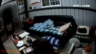 家屬找嘸人報案　警踹門救昏迷獨居翁