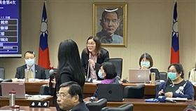 國民黨今於立院衛環會提出設立「疫苗採購調閱專案小組」，竟意外打成平手，並在召委陳玉珍沒唸完內文、加上關鍵一票下迅速通過，遭綠委批評程序有嚴重瑕疵。（記者：簡浩正）