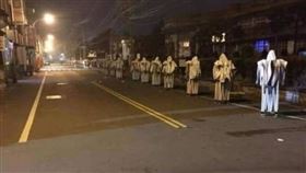 半夜路上整排殭屍！中年大叔嚇到閃尿（圖／翻攝自爆廢公社二館臉書）