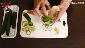 ▲檸檬黃瓜水，小黃瓜、檸檬切片層層疊放加水即可。（圖／社群中心提供）