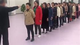 婦人們站成一直排，讓「古鄗道人」對她們進行「隔空豐胸術」（圖／翻攝自《上游新聞》） 