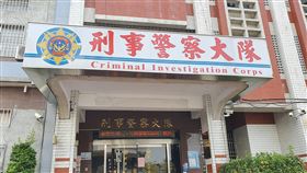 屏東刑大隊長「喬案件」索賄被當場查獲屏東縣警局刑警大隊一名邱姓隊長18日上午在辦公室「喬案件」，向當事人索賄，收下裝有新台幣數十萬元現鈔的牛皮紙袋，當場被廉政署人員查獲；邱姓隊長已被移送屏東地檢署。中央社記者郭芷瑄攝  110年3月18日