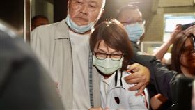 涉浮報助理費遭約談　曾麗燕移送檢方複訊（3）高雄市議會議長曾麗燕（中右白衣者）涉浮報助理費案，檢調18日發動搜索並約談曾麗燕釐清案情，晚間將她移送高雄地檢署複訊。中央社記者董俊志攝  110年3月18日