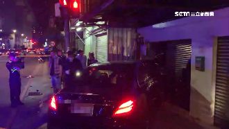 無照開賓士撞重機！新北大道一度暫閉