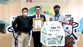 ▲右起謝文斌局長、味全戴世勳經理、鄭光峰議員。（圖／業者提供）