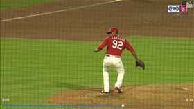 ▲紅雀投手卡布瑞拉（Genesis Cabrera）背後接球美技。（圖／翻攝自MLB官網）