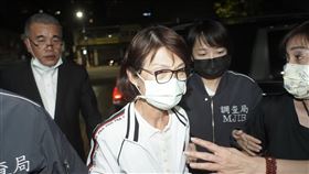 涉浮報助理費遭約談  曾麗燕移送檢方複訊（1）高雄市議會再陷助理費案疑雲，議長曾麗燕（中）18日被檢調搜索約談，晚間移送高雄地檢署複訊。中央社記者董俊志攝  110年3月18日