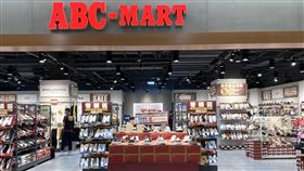 ABC MART進駐義大，推出限時全館3折起優惠。（圖／業者提供）