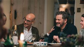 電影《永遠的我們》由史丹利圖奇（右）與奧斯卡影帝柯林佛斯合演。（圖／CATCHPLAY提供）