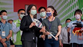 蔡英文出席「高苑工商建校50周年活動-校慶大會」及參訪「高苑工商棒球隊」。（圖／總統府提供）