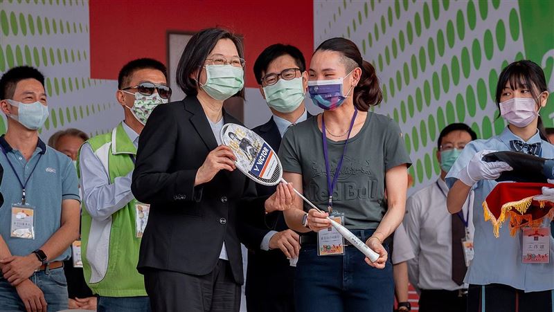 高苑工商校慶　戴資穎贈小英簽名球拍