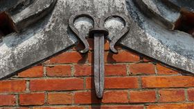 台灣壁鎖（1）台灣「壁鎖」源自荷據時期安平熱蘭遮城，外型從「鐵釘」逐漸演化成「鐵剪刀」。圖為台南市下營區酷似鐵剪刀的T型壁鎖。（台南市文化資產管理處提供）中央社記者張榮祥台南傳真  110年3月19日