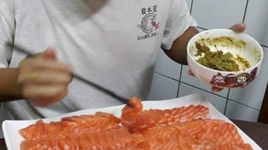 怕兒改名鮭魚　爸媽晚餐端百片生魚片